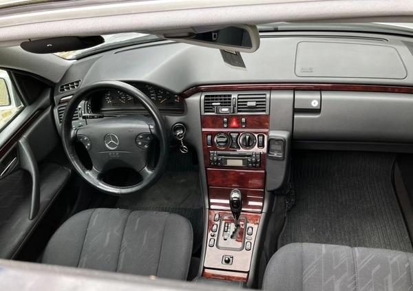 Mercedes-Benz Klasa E cena 18500 przebieg: 307256, rok produkcji 2003 z Mogilno małe 781